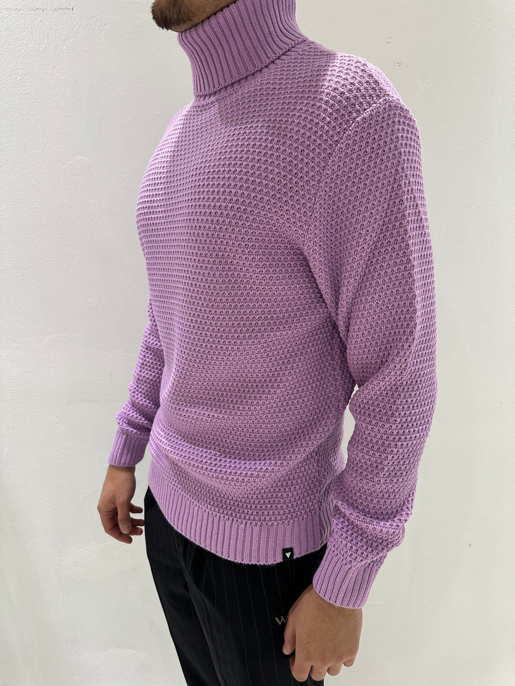 MAGLIONE COLLO ALTO CON MICROFANTASIA TINTA SU TINTA