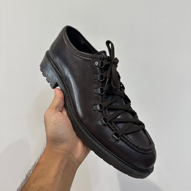 Scarpa derby con lacci e suola alta in gomma