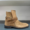 Stivaletto in camoscio con fibia