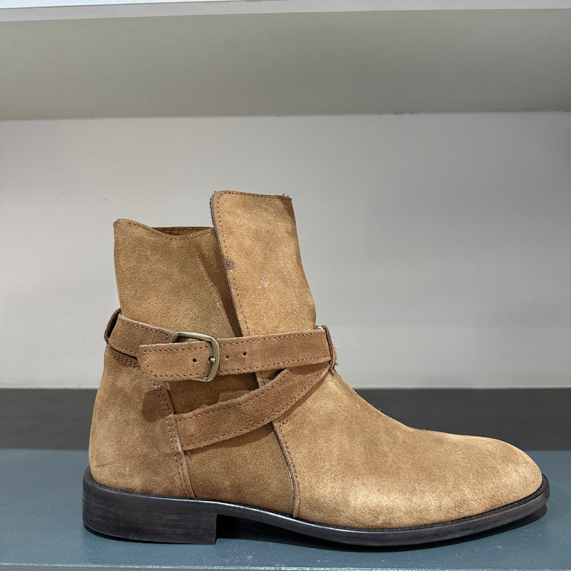 Stivaletto in camoscio con fibia