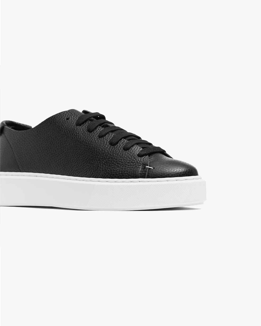 Sneakers essential in taglio vivo
