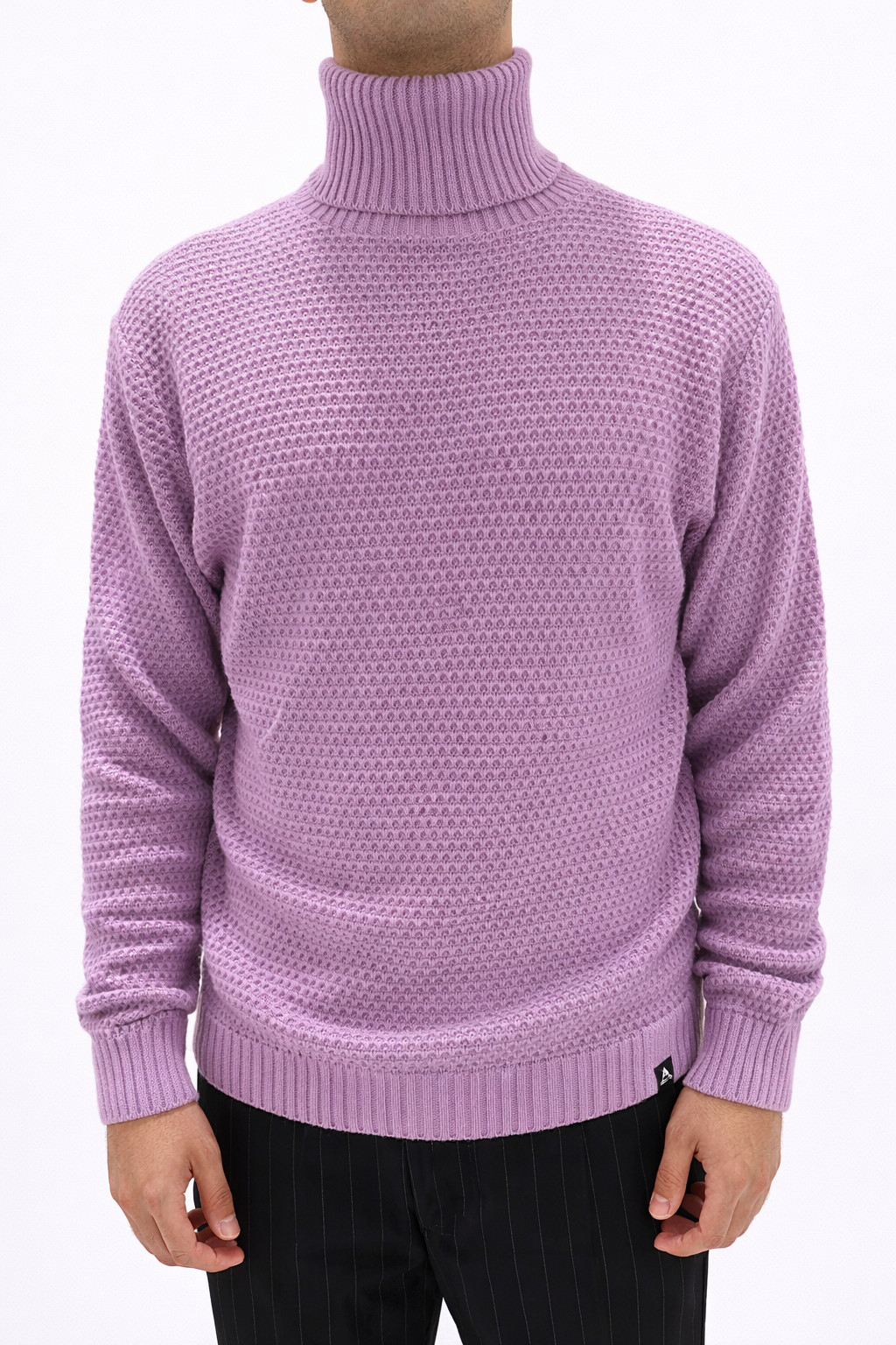 MAGLIONE COLLO ALTO CON MICROFANTASIA TINTA SU TINTA