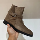 Stivaletto in camoscio con fibia