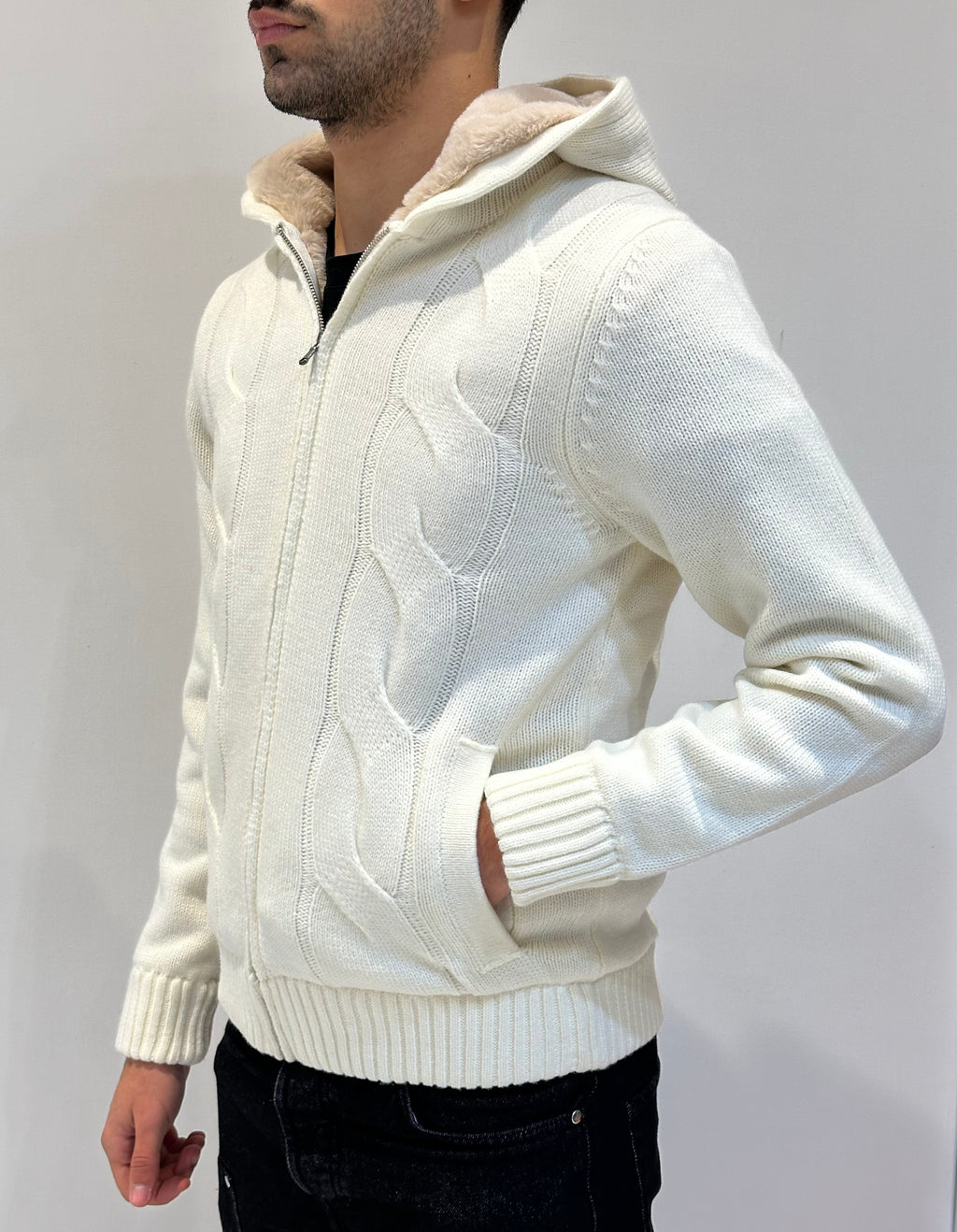 MAGLIONE CON ZIP E PELLICCIA INTERNA CON CAPPUCCIO