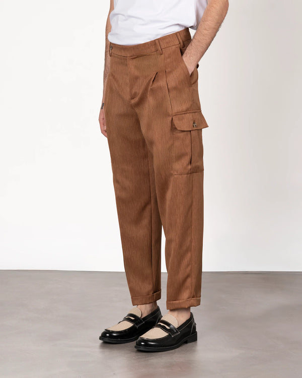 Pantaloni con tasconi e pinces