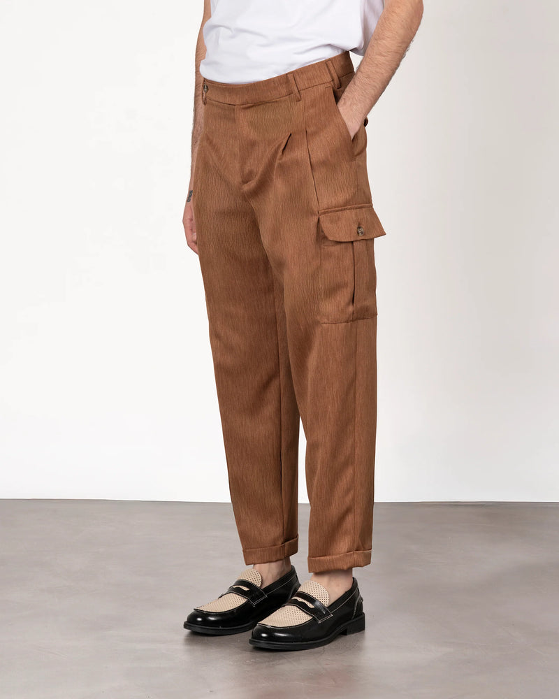 Pantaloni con tasconi e pinces
