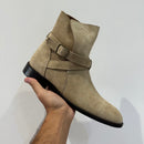 Stivaletto in camoscio con fibia