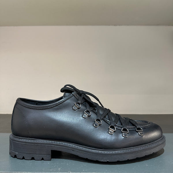 Scarpa derby con lacci e suola alta in gomma