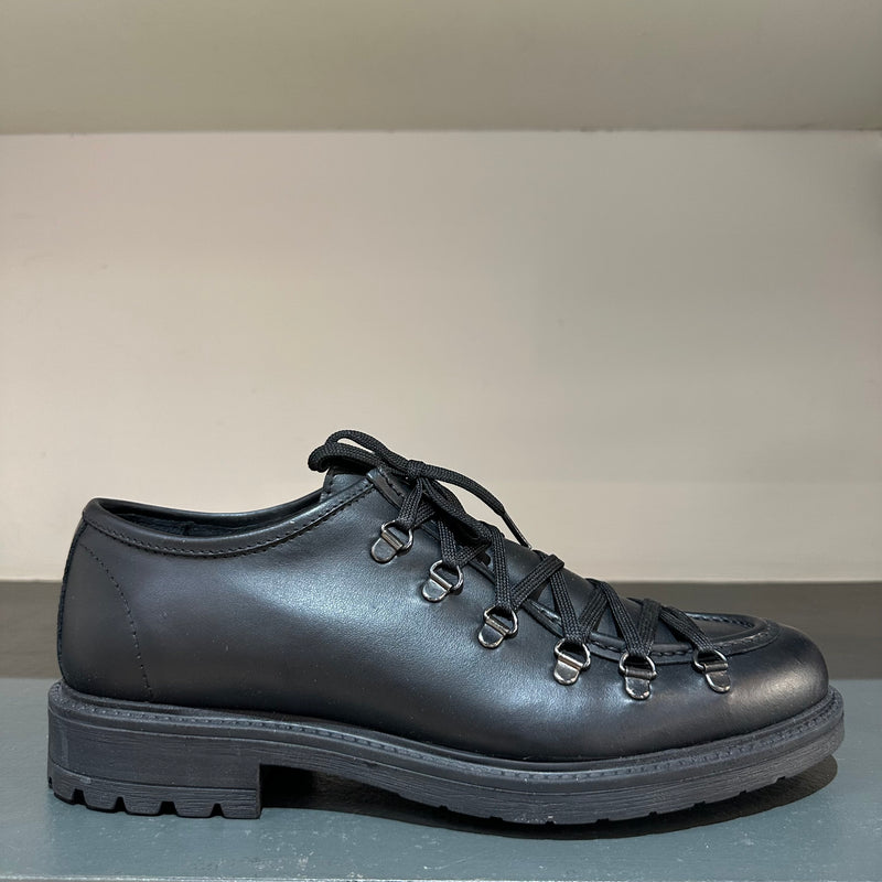 Scarpa derby con lacci e suola alta in gomma