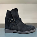 Stivaletto in camoscio con fibia