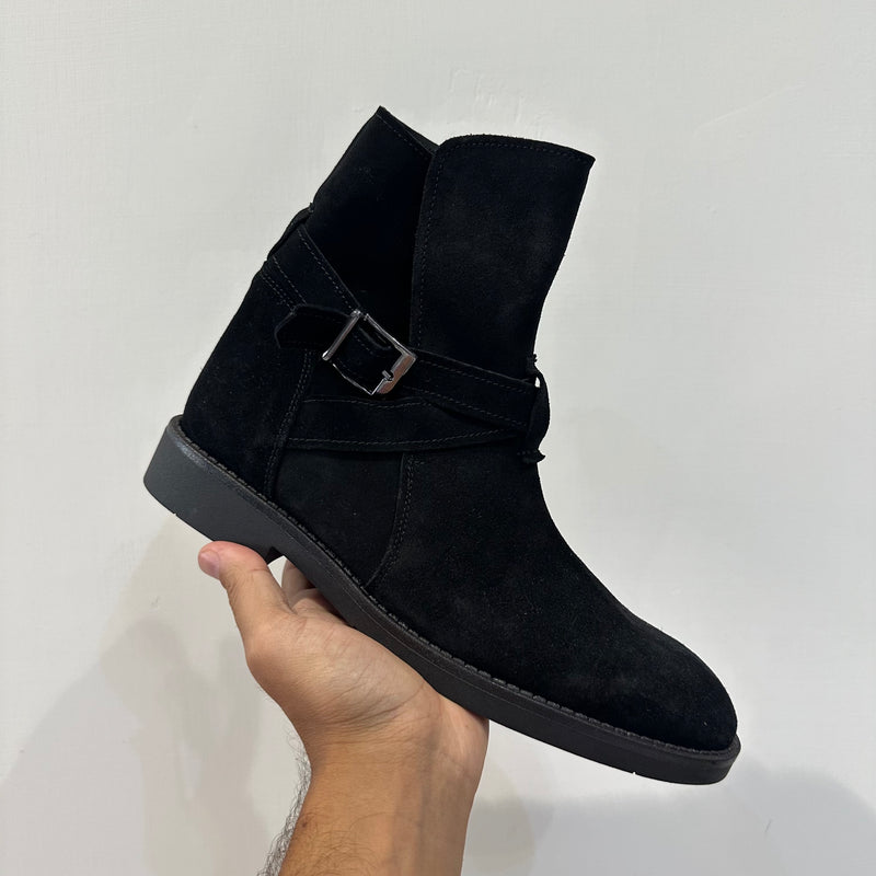 Stivaletto in camoscio con fibia