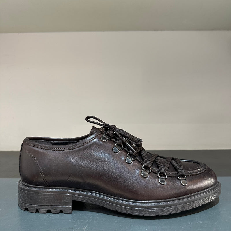 Scarpa derby con lacci e suola alta in gomma