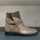 Stivaletto in camoscio con fibia