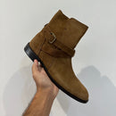 Stivaletto in camoscio con fibia