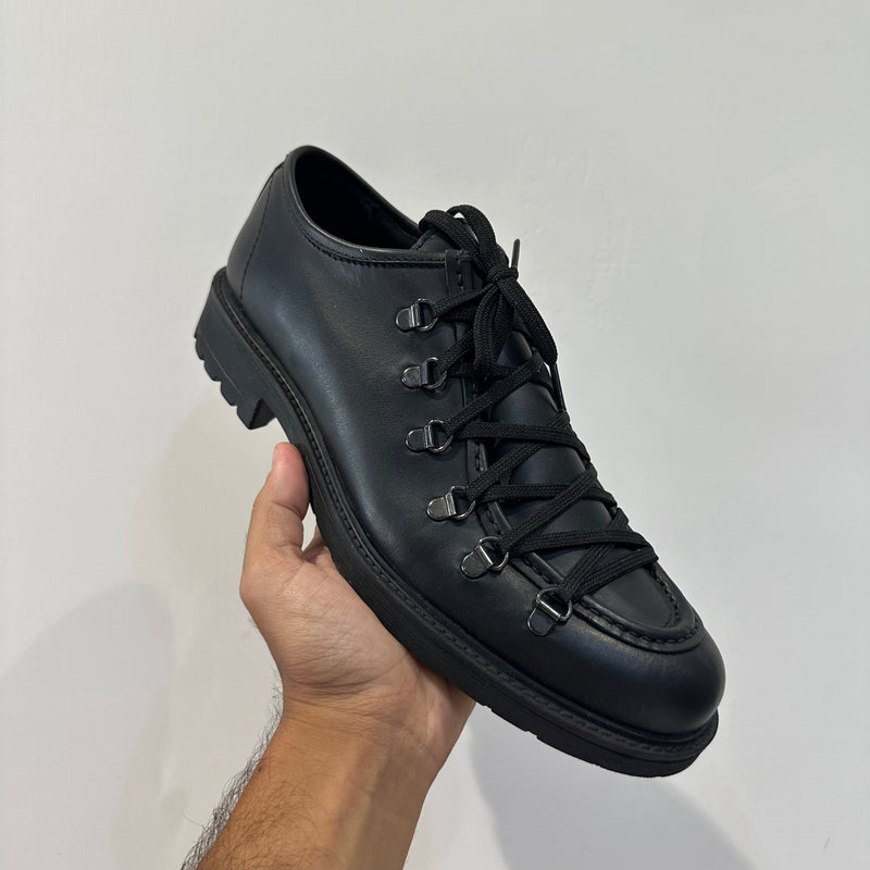 Scarpa derby con lacci e suola alta in gomma