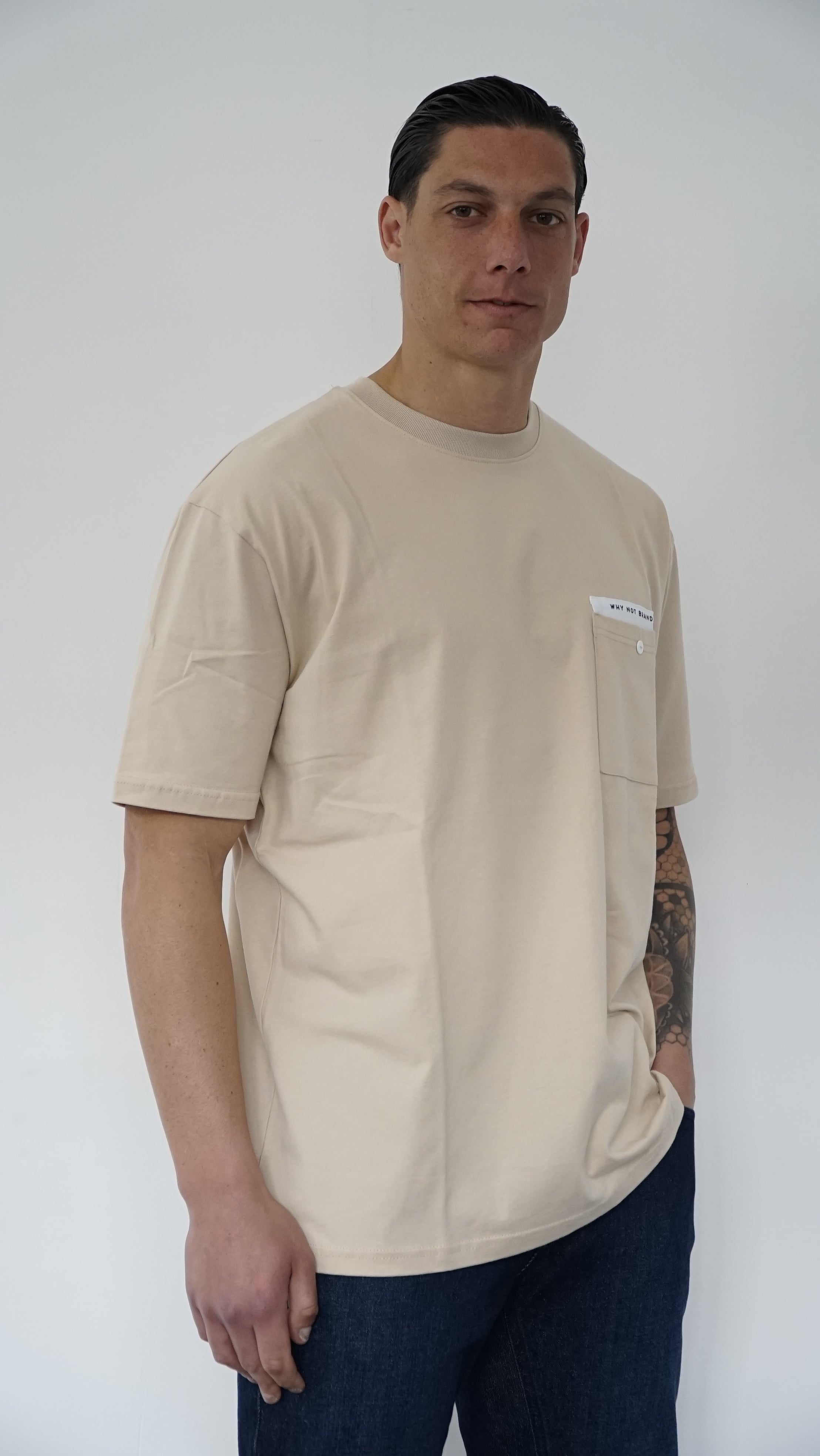 T-SHIRT CON TASCHINO BIANCO E SABBIA