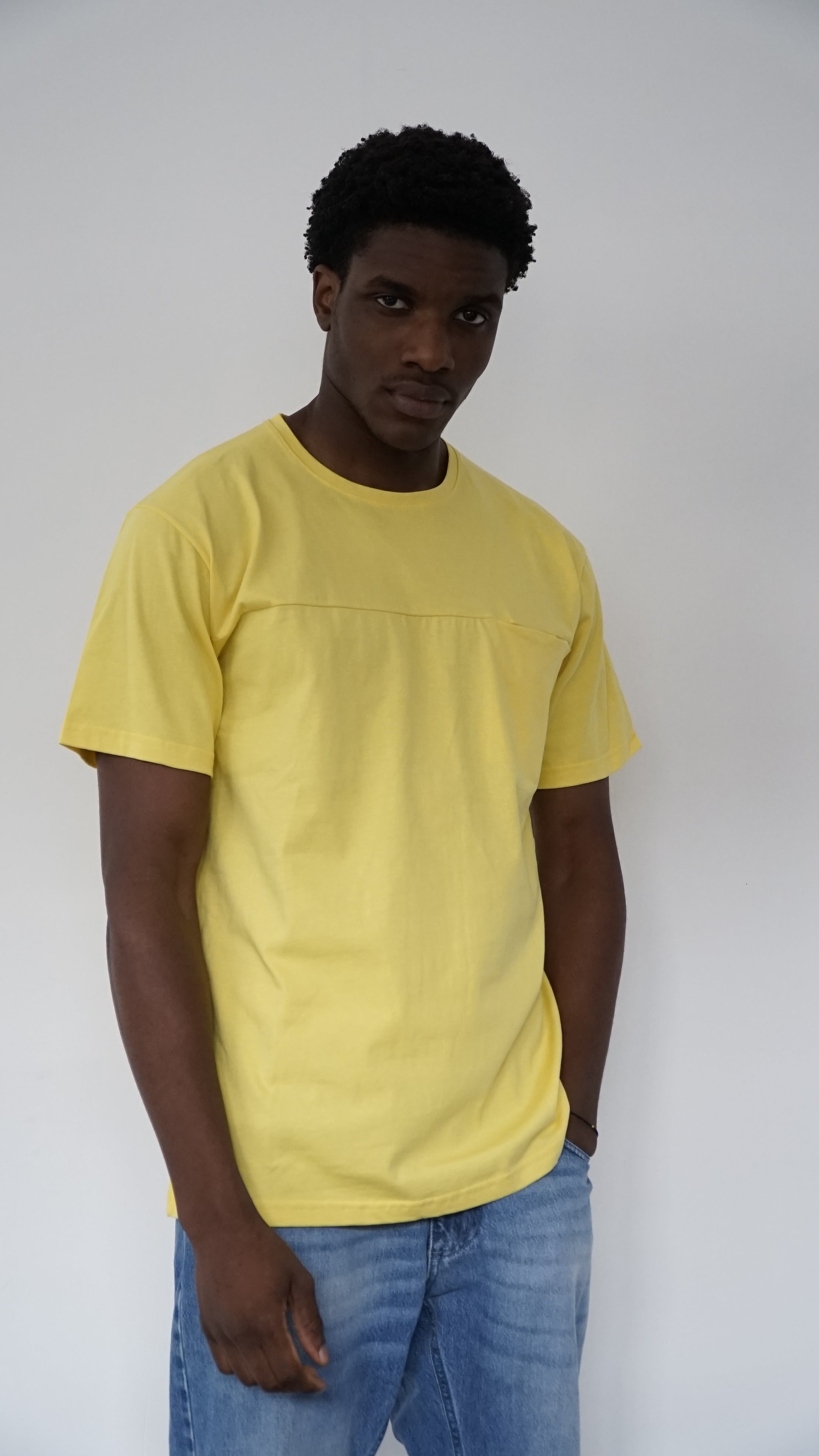 T-SHIRT CON TASCHINO GIALLA