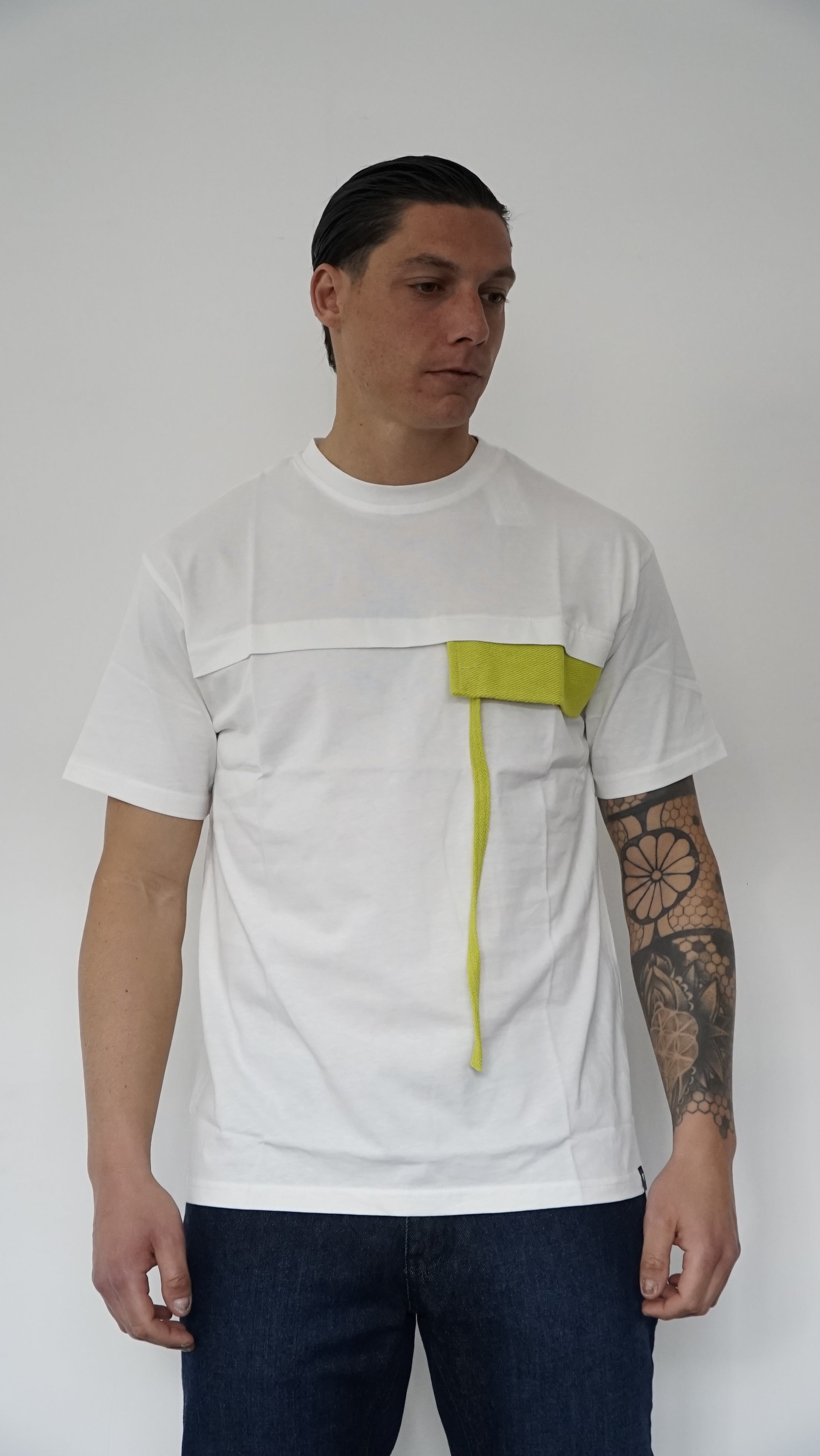 T-SHIRT CON TASCA FINTA A DETTAGLIATO