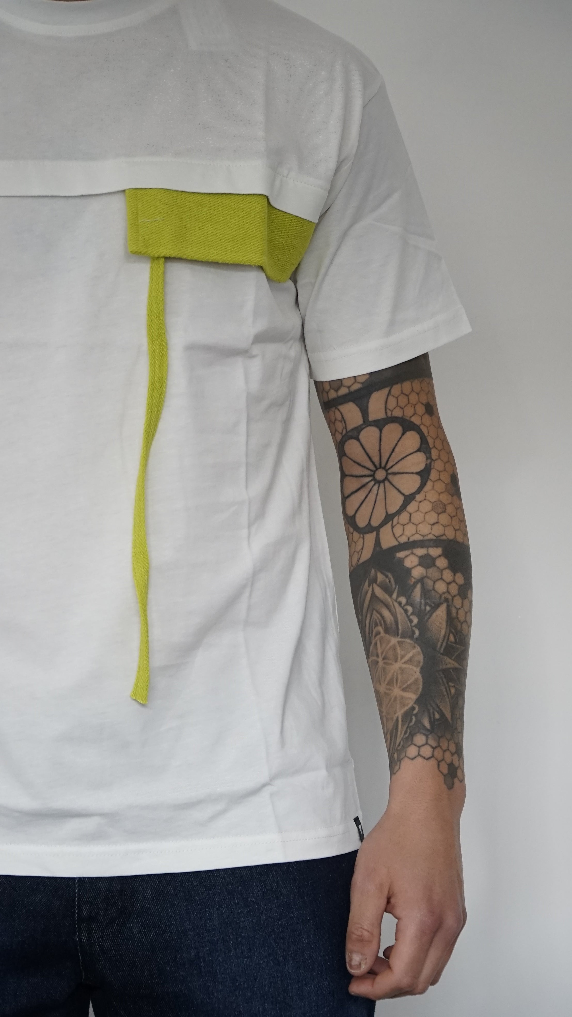 T-SHIRT CON TASCA FINTA A DETTAGLIATO