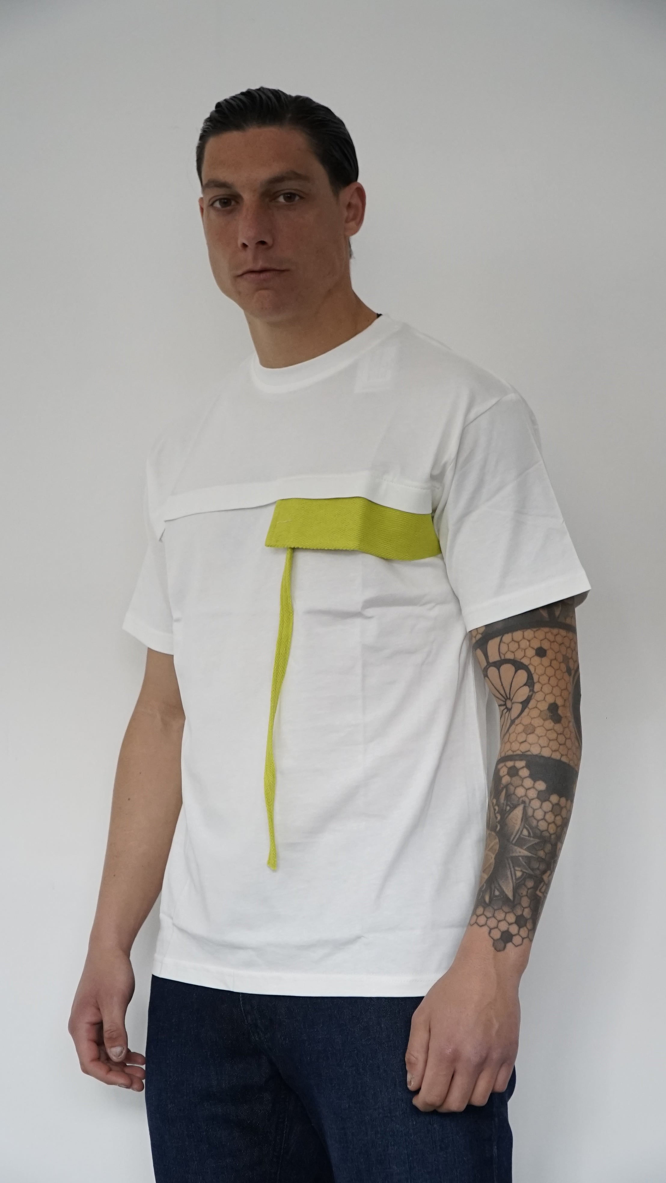 T-SHIRT CON TASCA FINTA A DETTAGLIATO