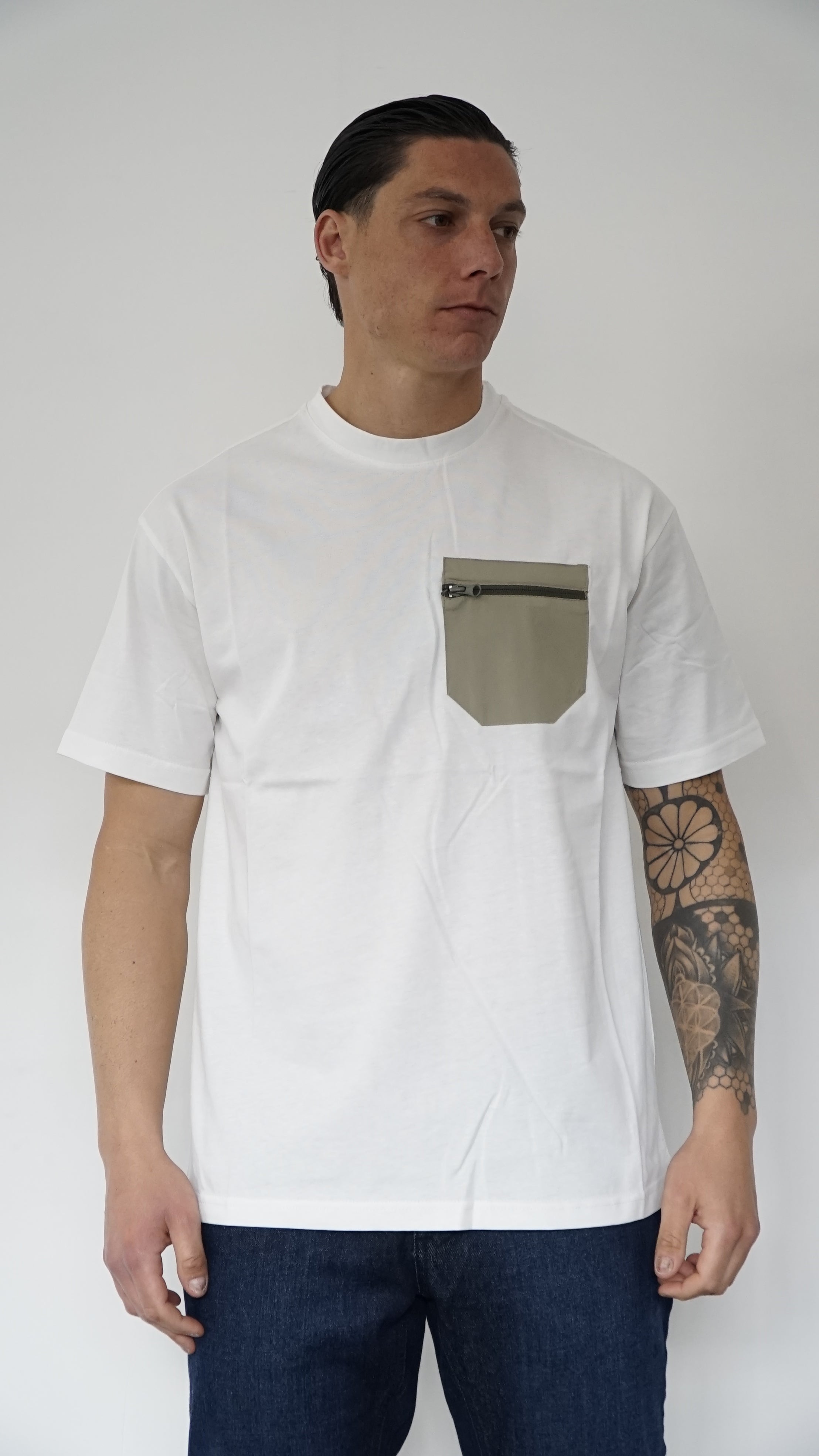 T-SHIRT CON TASCA TECNICA