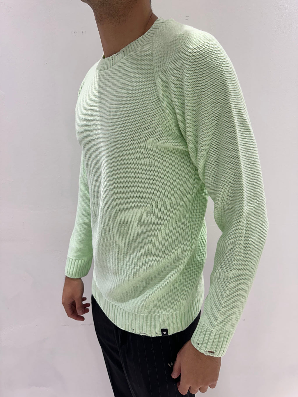 MAGLIONE GIROCOLLO CON LIEVI SARCITURE