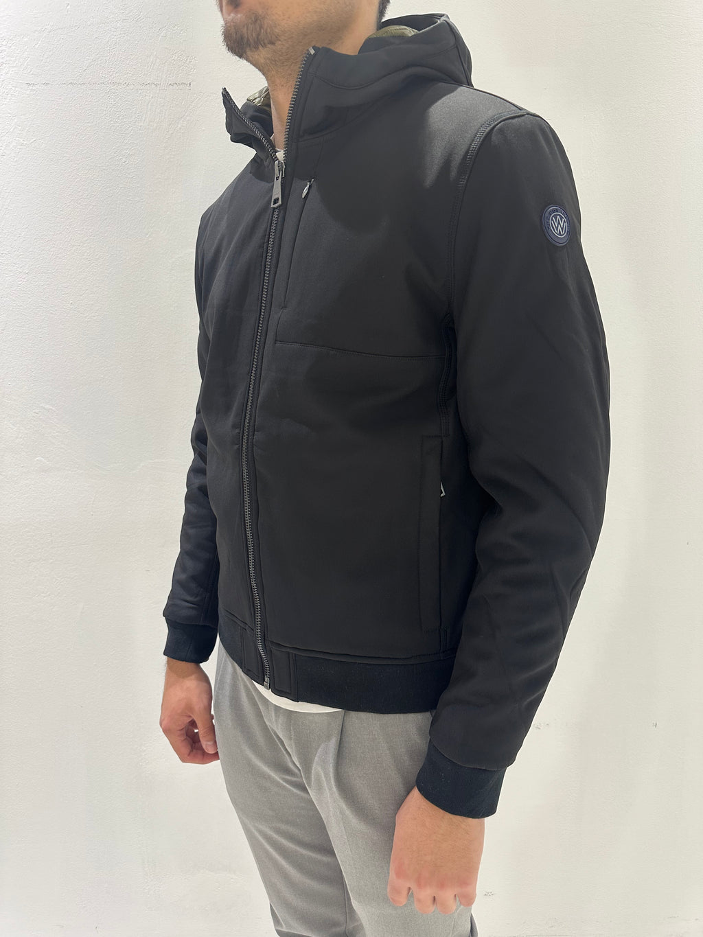 GIUBBOTTO CON ZIP E CAPPUCCIO