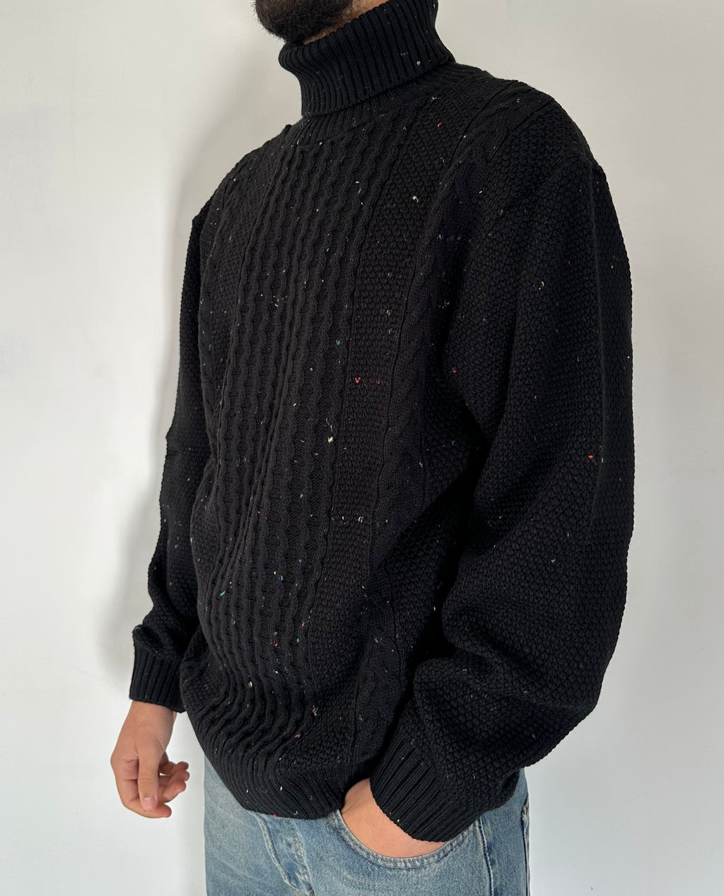 MAGLIONE COLLO ALTO CON DETTAGLI NERO