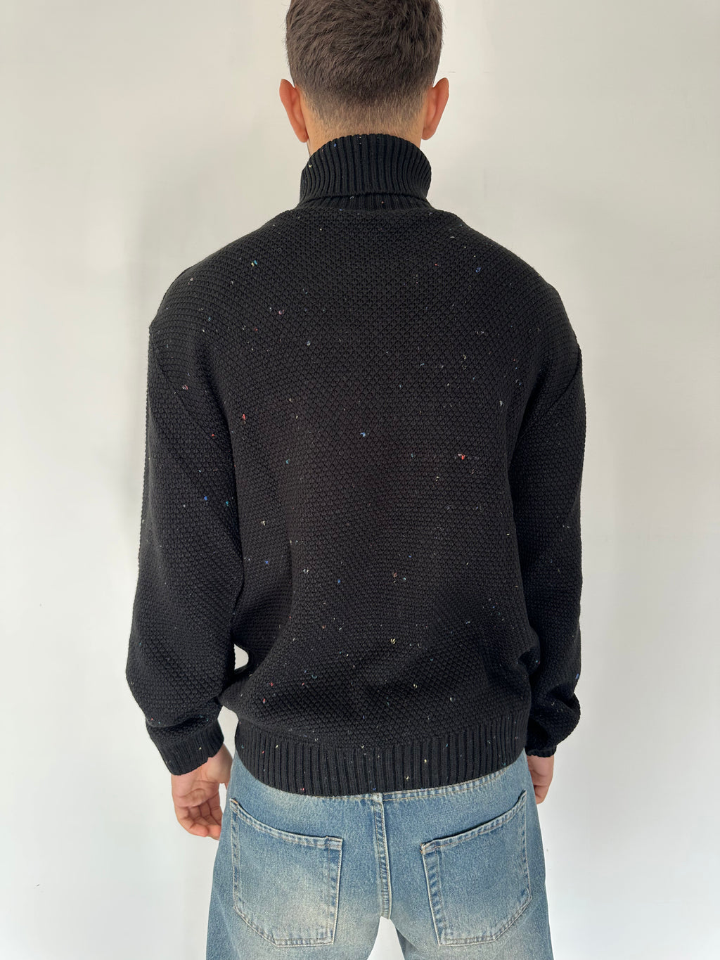 MAGLIONE COLLO ALTO CON DETTAGLI NERO