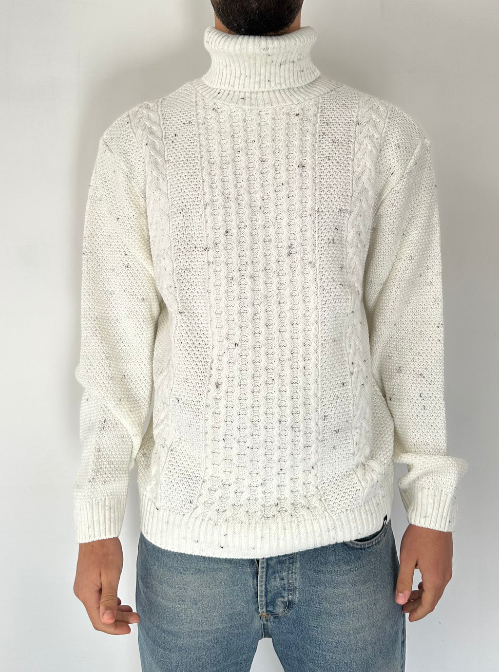 MAGLIONE COLLO ALTO CON DETTAGLI BIANCO