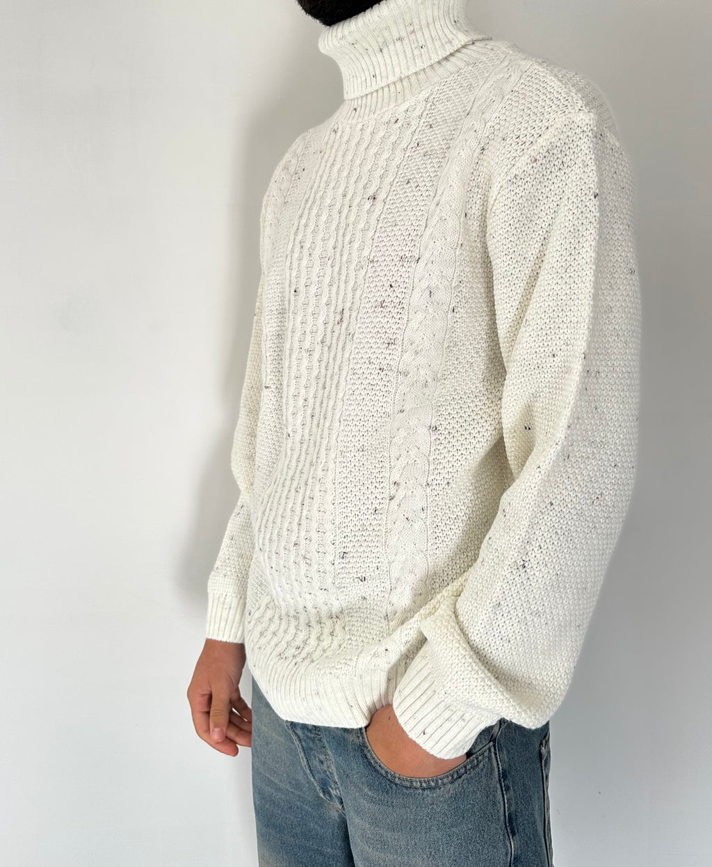 MAGLIONE COLLO ALTO CON DETTAGLI BIANCO