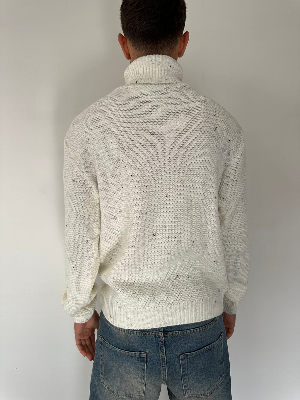 MAGLIONE COLLO ALTO CON DETTAGLI BIANCO